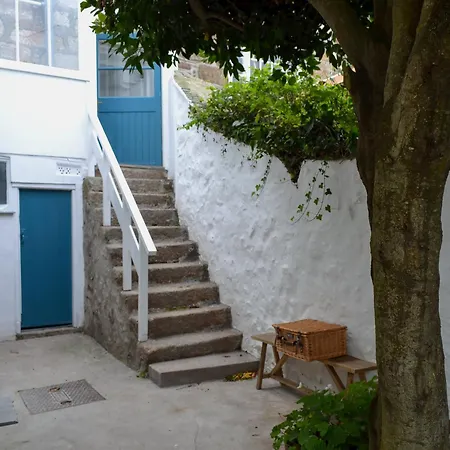 33 Chapel Street *
